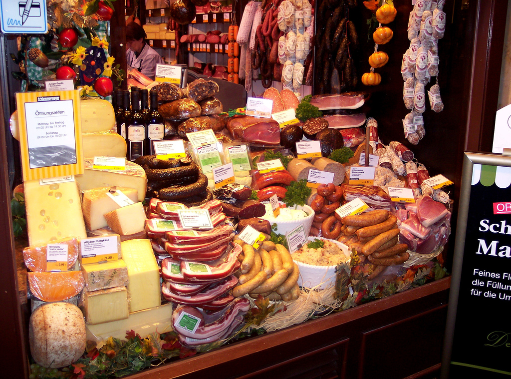 Разнообразие сосисок и сыров в Германии